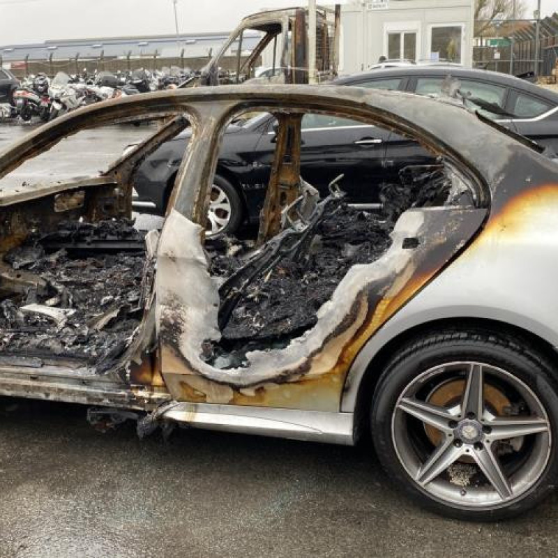 Pare boue arriere droit MERCEDES CLASSE C 205 Photo n°10