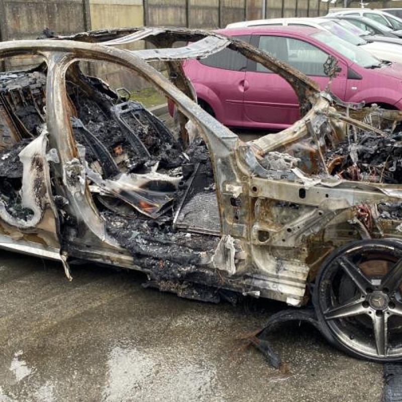 Pare boue arriere droit MERCEDES CLASSE C 205 Photo n°11