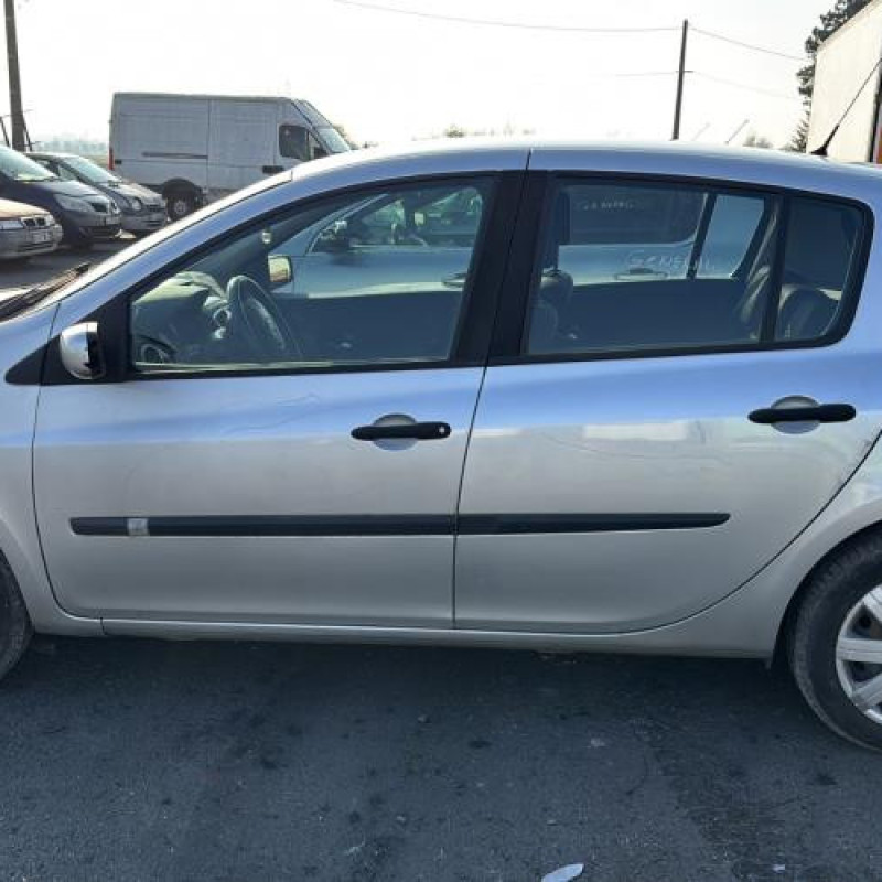 Feu arriere stop central RENAULT CLIO 3 Photo n°20