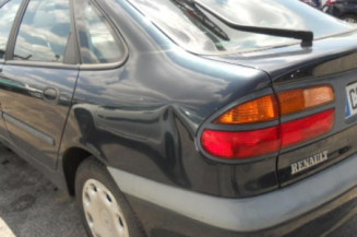 Pare choc arriere RENAULT LAGUNA 1
