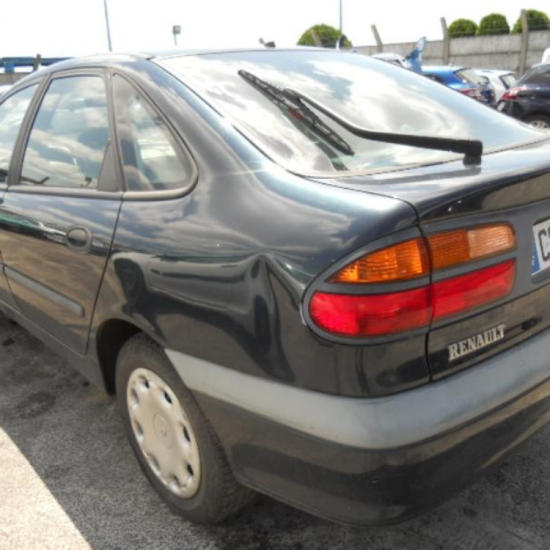Pare choc arriere RENAULT LAGUNA 1 Photo n°7