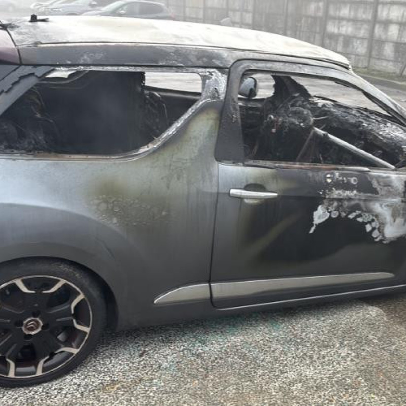Pare boue arriere droit CITROEN DS3 Photo n°11
