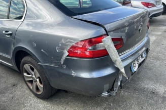 Attache ceinture avant droit SKODA SUPERB 2