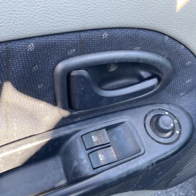 Poignee porte arriere gauche RENAULT CLIO 2 Photo n°10