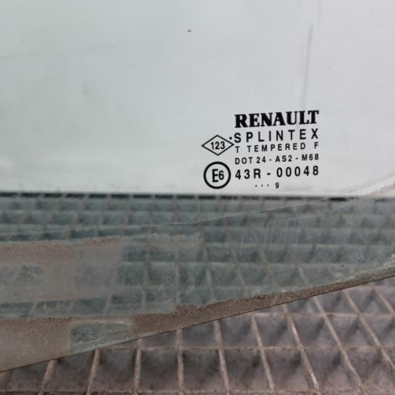 Vitre avant gauche RENAULT CLIO 2 CAMPUS Photo n°2