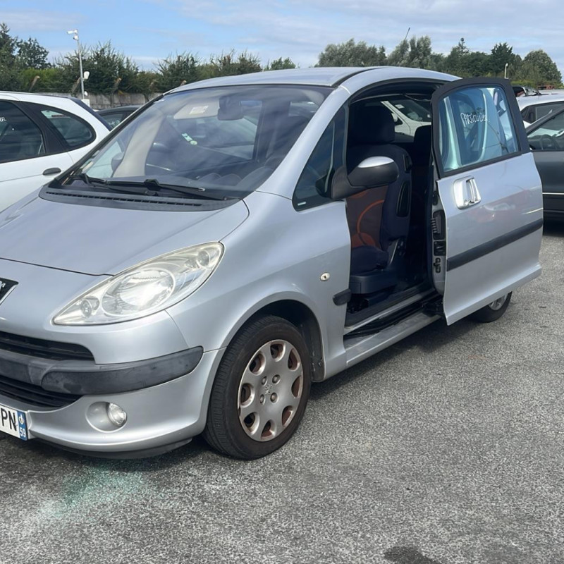 PEUGEOT 1007 1.4i - 8V Photo n°2