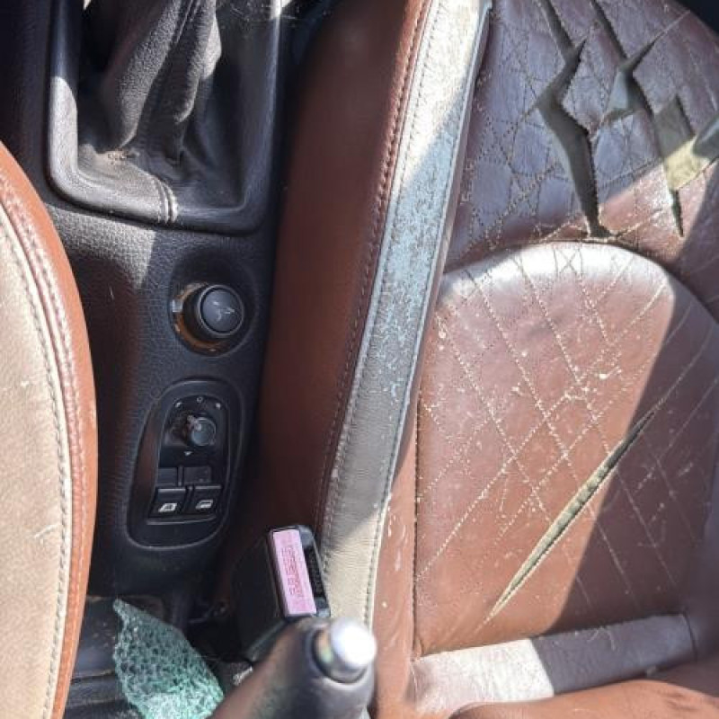 Attache ceinture avant gauche PEUGEOT 206 Photo n°15