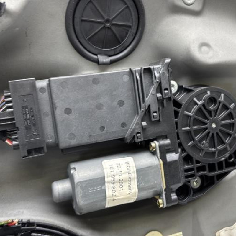 Leve vitre electrique avant droit VOLKSWAGEN GOLF 4 Photo n°3