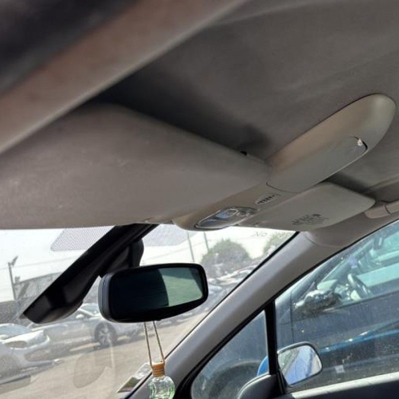 Attache ceinture avant gauche PEUGEOT 307 Photo n°17