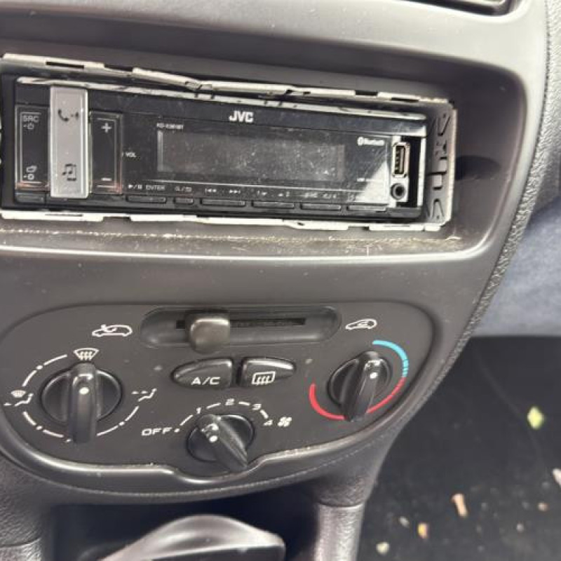Attache ceinture avant gauche PEUGEOT 206 Photo n°17
