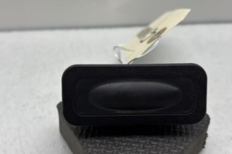 Bouton de coffre RENAULT CLIO 4 Photo n°1