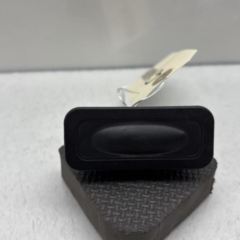 Bouton de coffre RENAULT CLIO 4 Photo n°1