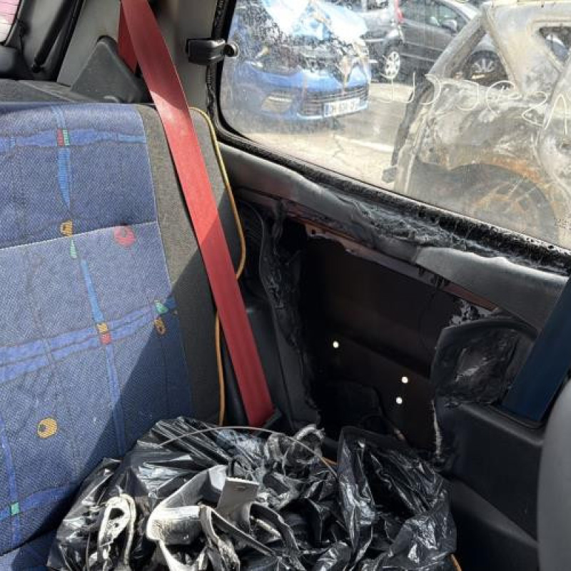 Porte avant droit CITROEN SAXO Photo n°18