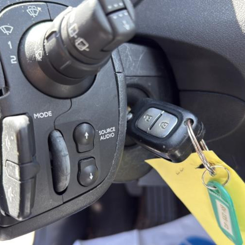 Feu arriere stop central RENAULT CLIO 3 Photo n°20