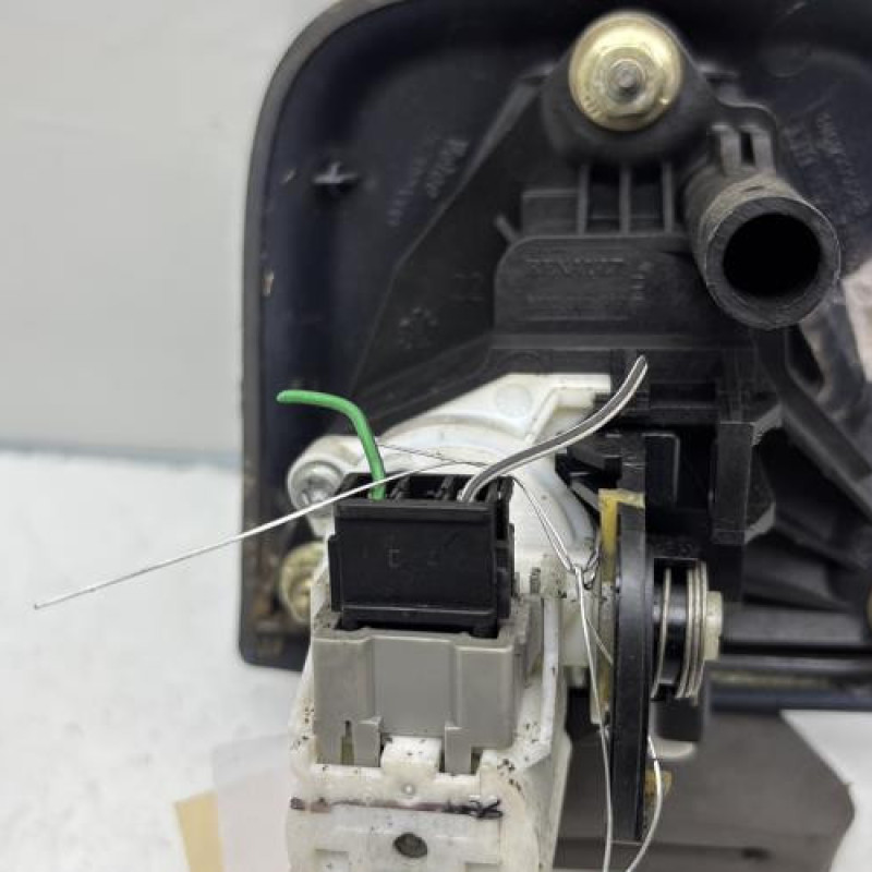 Bouton de coffre RENAULT CLIO 2 Photo n°3