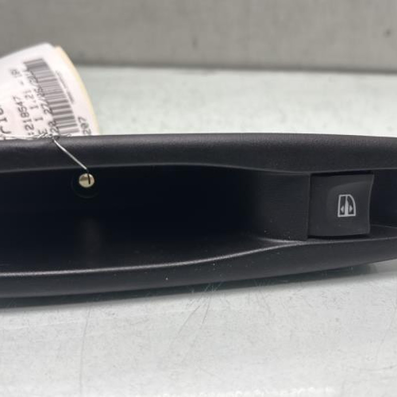 Interrupteur de leve vitre arriere droit RENAULT CLIO 4 Photo n°1