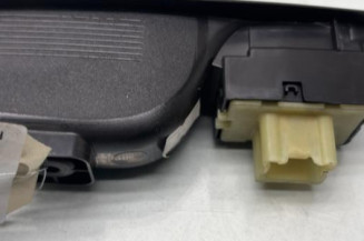 Interrupteur de leve vitre arriere droit RENAULT CLIO 4