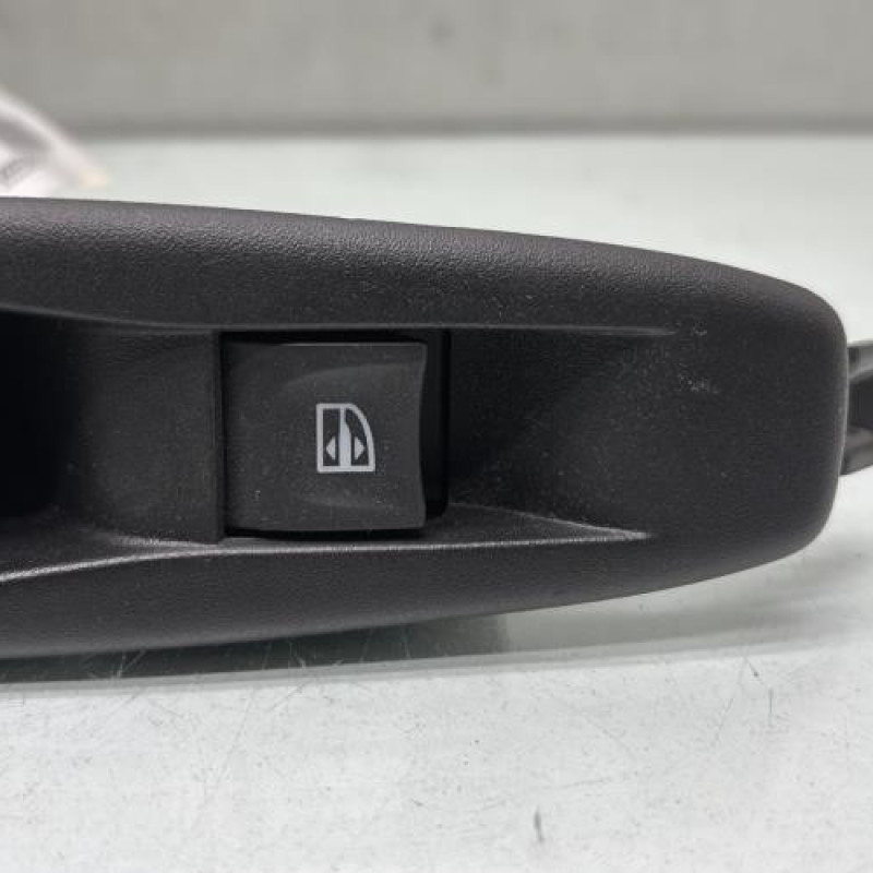 Interrupteur de leve vitre arriere gauche RENAULT CLIO 4 Photo n°2