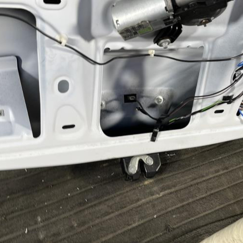 Malle/Hayon arriere OPEL CORSA D Photo n°10