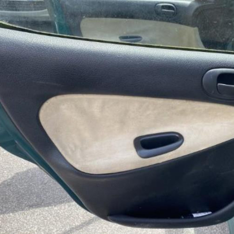 Attache ceinture avant gauche PEUGEOT 206 Photo n°20