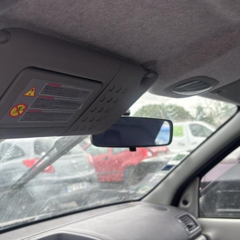 Attache ceinture arriere droit RENAULT CLIO 2 Photo n°18