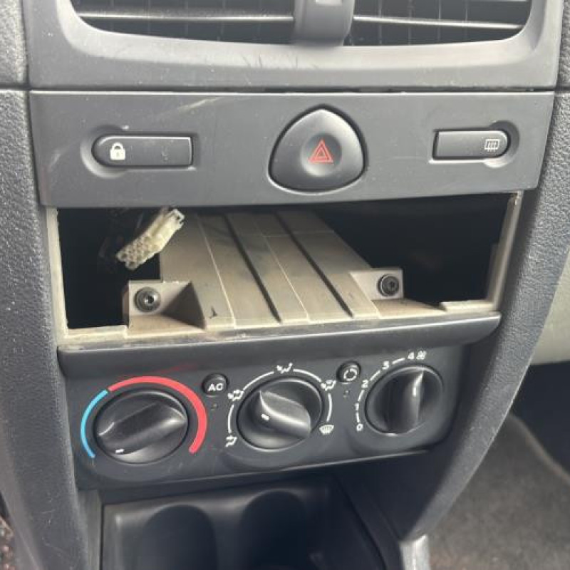 Attache ceinture arriere droit RENAULT CLIO 2 Photo n°20