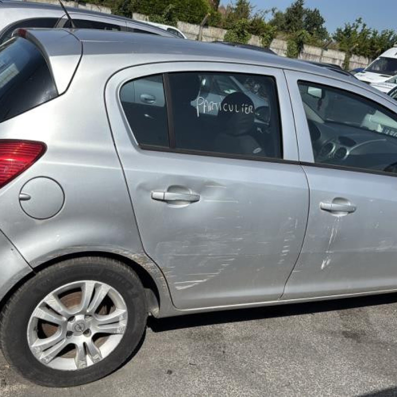 Calandre OPEL CORSA D Photo n°11