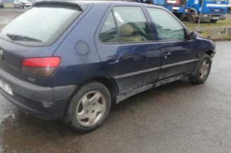 Vitre avant droit PEUGEOT 306