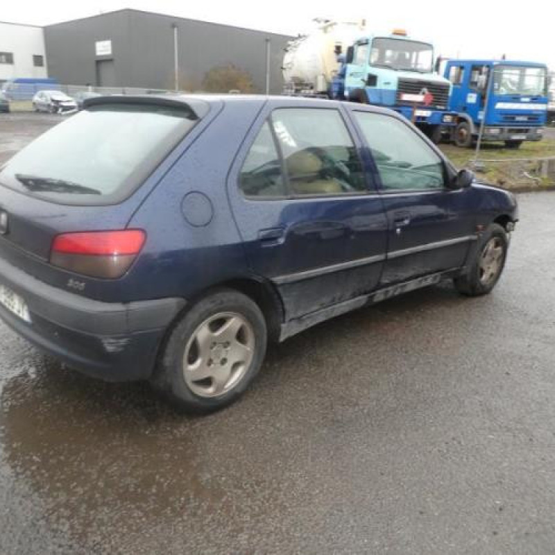 Vitre avant droit PEUGEOT 306 Photo n°8