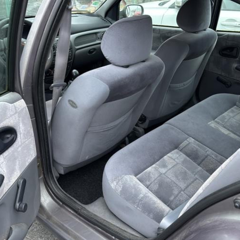 Poignee interieur arriere droit RENAULT MEGANE 1 Photo n°13