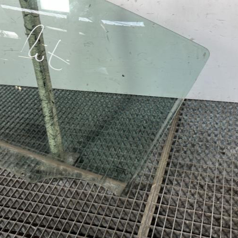 Vitre arriere gauche RENAULT CLIO 3 Photo n°3