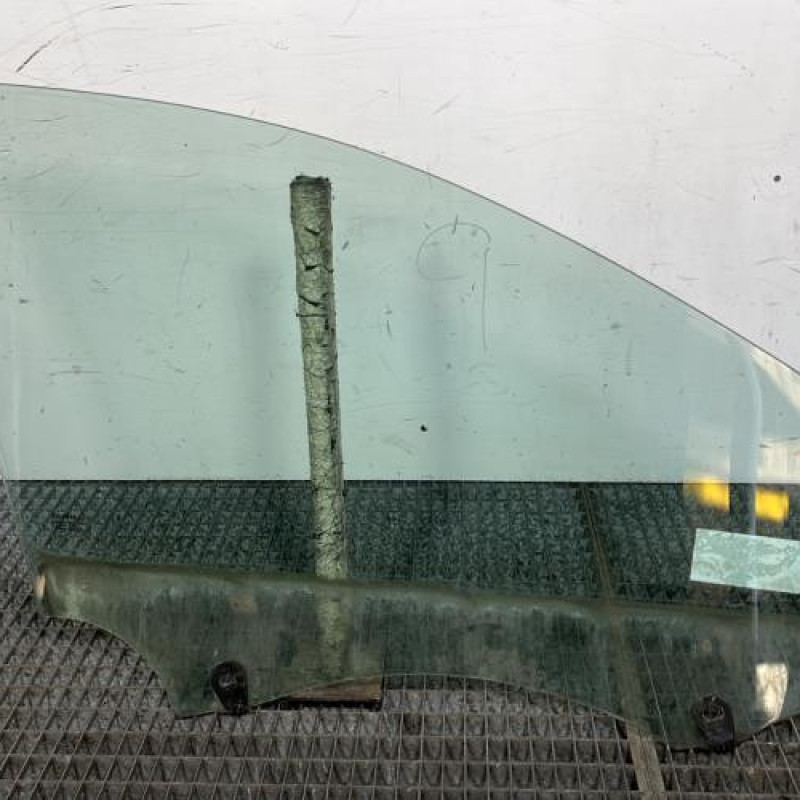Vitre avant gauche RENAULT CLIO 3 Photo n°4