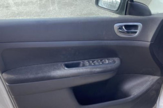 Attache ceinture avant gauche PEUGEOT 307
