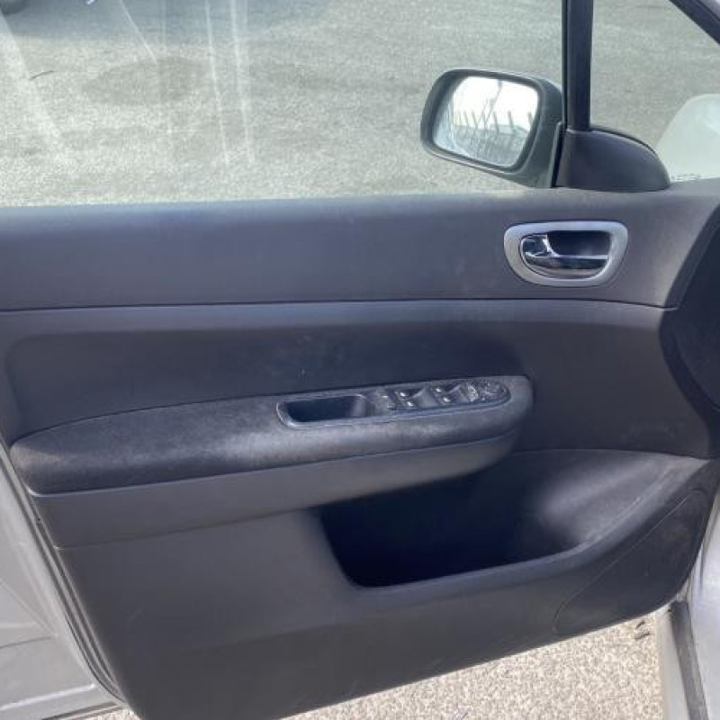 Attache ceinture avant gauche PEUGEOT 307 Photo n°12