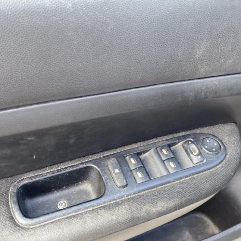 Attache ceinture avant gauche PEUGEOT 307 Photo n°13