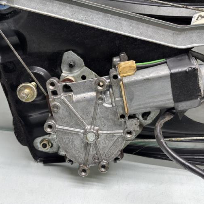 Leve vitre electrique arriere gauche MERCEDES CLASSE CLK 208 Photo n°4