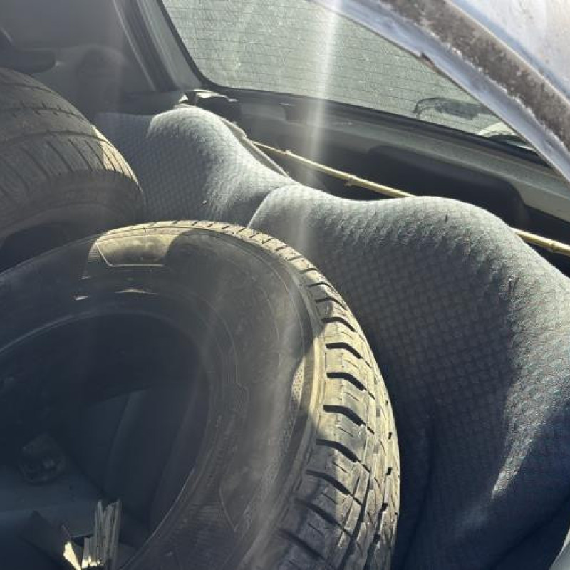 Attache ceinture avant gauche FORD KA 1 Photo n°12