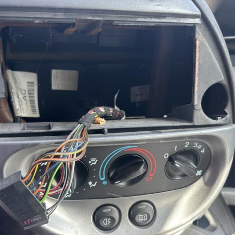 Attache ceinture avant gauche FORD KA 1 Photo n°16