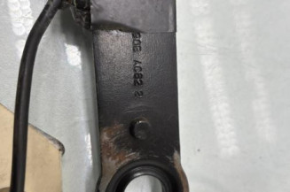 Attache ceinture avant gauche PEUGEOT 206
