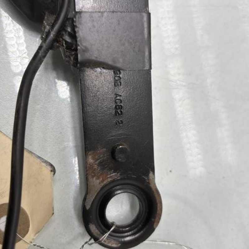 Attache ceinture avant gauche PEUGEOT 206 Photo n°5