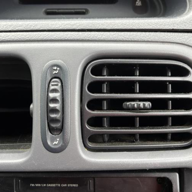 Calandre RENAULT CLIO 2 Photo n°14