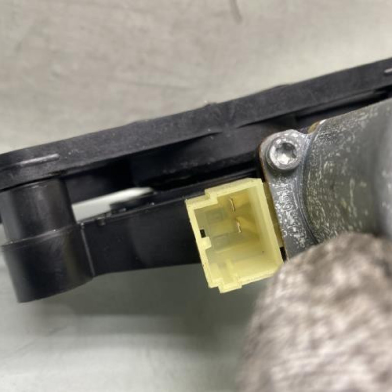 Leve vitre electrique arriere gauche AUDI A4 4 Photo n°3