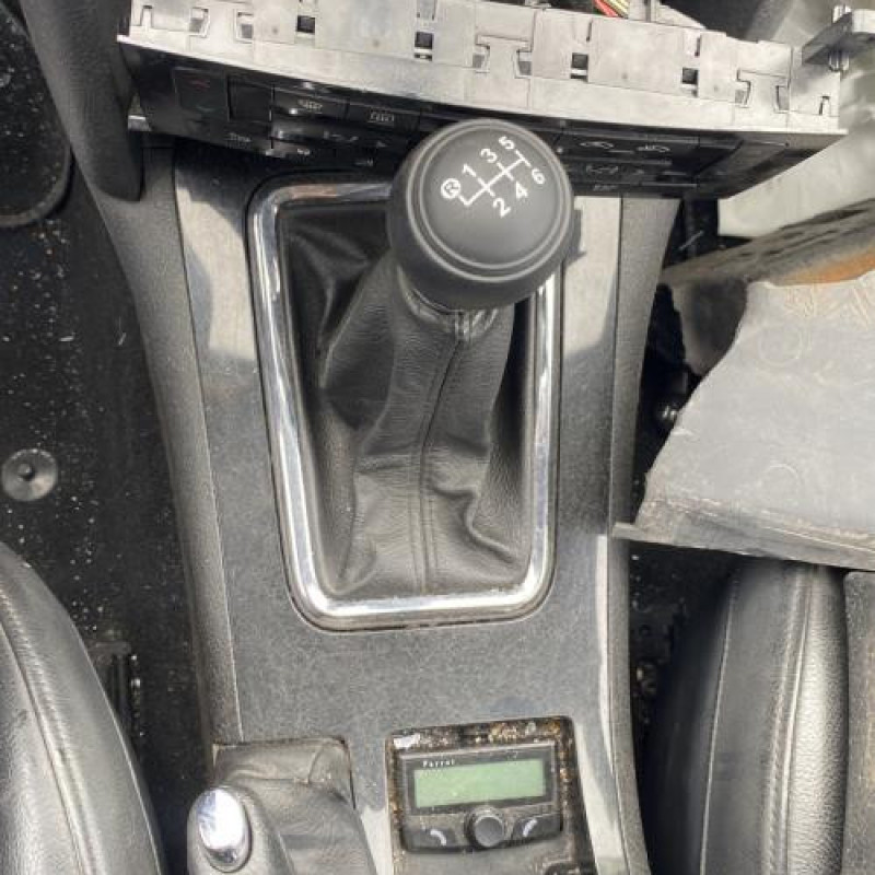 Attache ceinture avant gauche PEUGEOT 407 Photo n°20