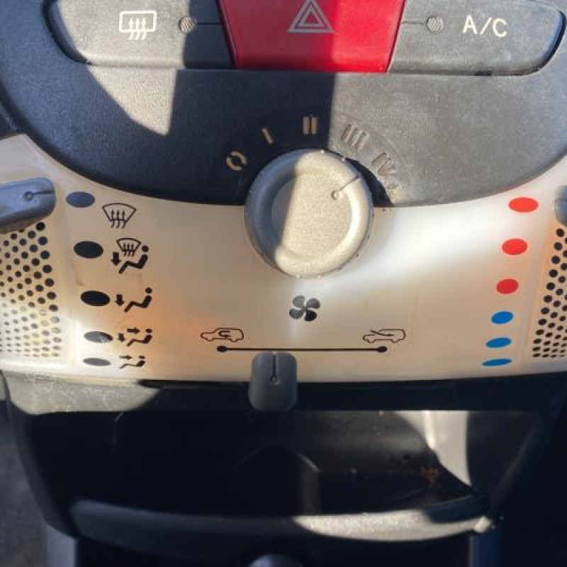 Attache ceinture avant droit PEUGEOT 107 Photo n°13