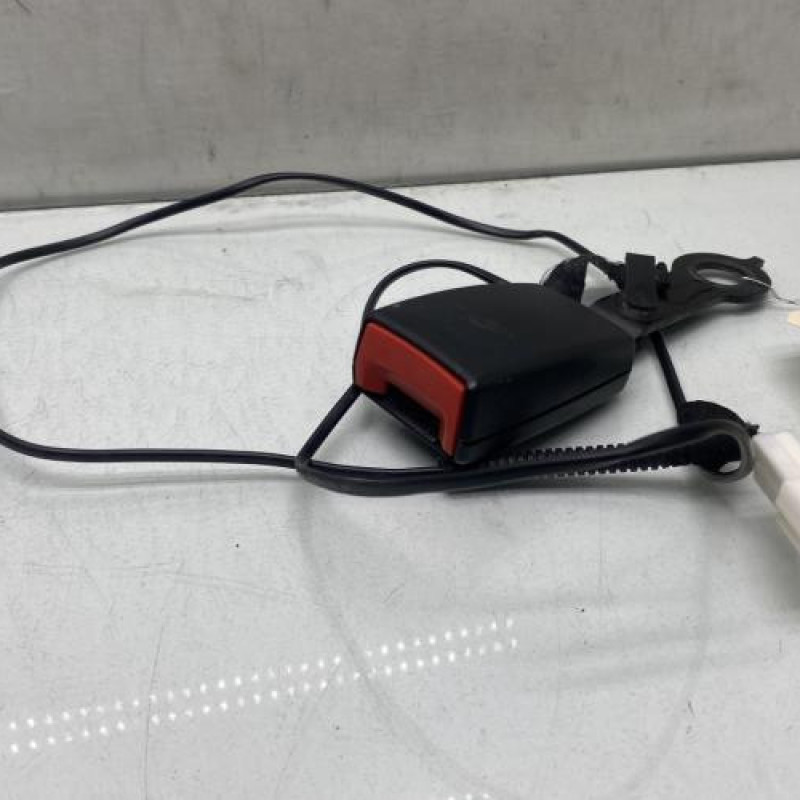 Attache ceinture arriere gauche TOYOTA VERSO Photo n°1