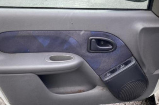 Attache ceinture arriere droit RENAULT CLIO 2