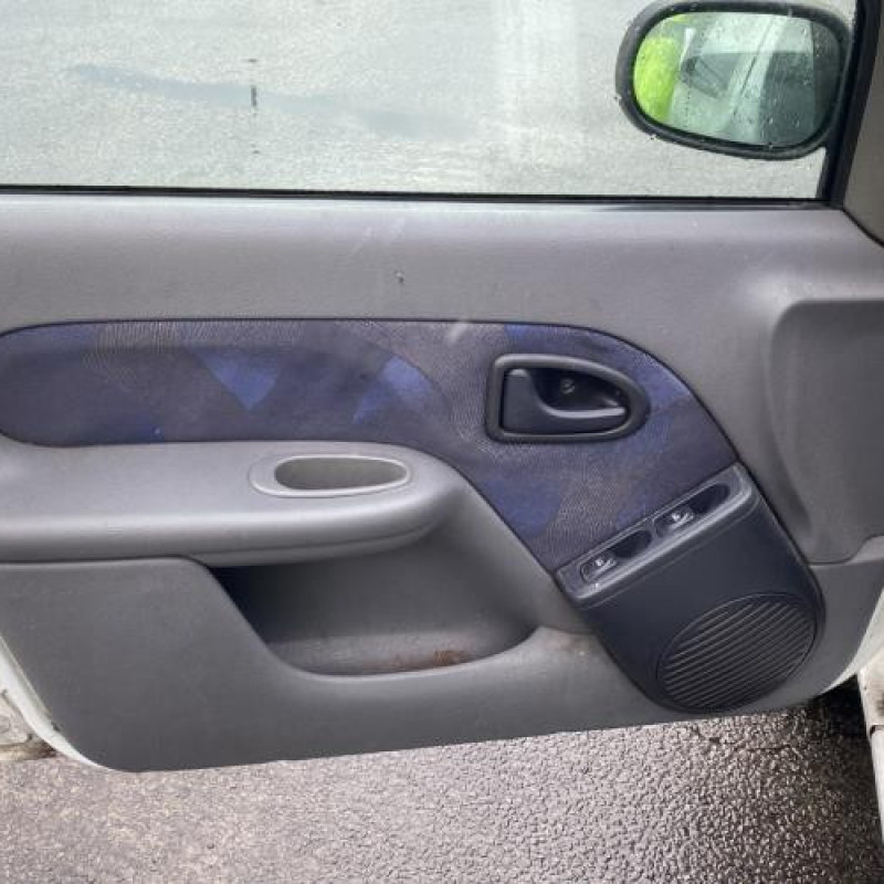 Attache ceinture arriere droit RENAULT CLIO 2 Photo n°12