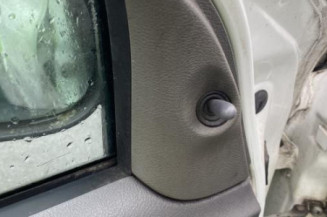 Attache ceinture arriere droit RENAULT CLIO 2