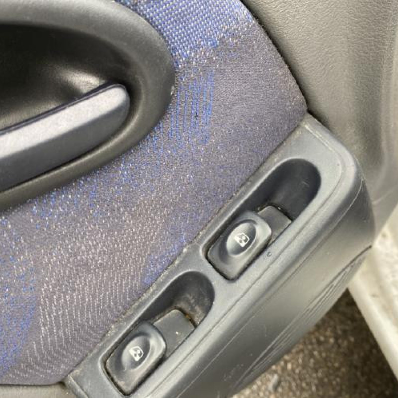 Attache ceinture arriere droit RENAULT CLIO 2 Photo n°14