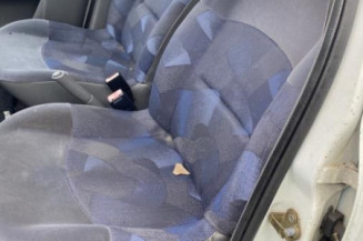 Attache ceinture arriere droit RENAULT CLIO 2